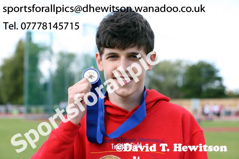 Under-17 mens 400 metres hurdles. Photo: David T. Hewitson/Sports for All Pics